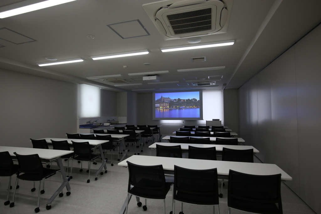 京都TECH3階教室プロジェクタースクリーン