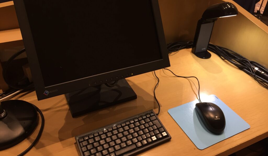 講演台のモニターとキーボードとマウス