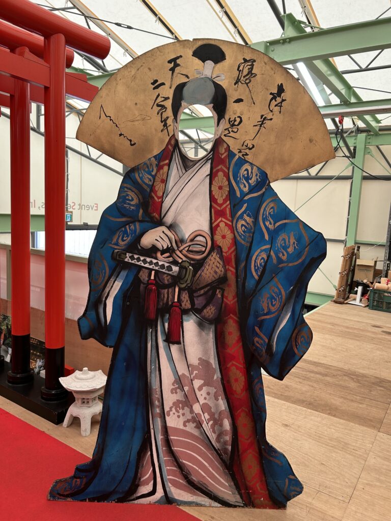 リアル・暴走・フォト ・パネル 事例】顔出しパネルが動き出す！インバウンド客を虜にする「次世代